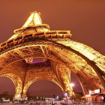 Sous la Tour Eiffel, Paris