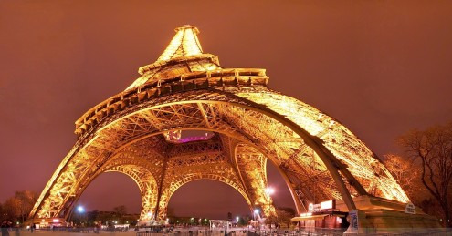 Sous la Tour Eiffel, Paris
