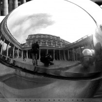 Boules métalliques de la fontaine Spherades, Paris