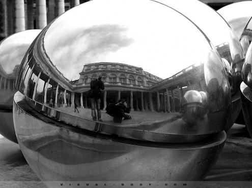 Boules métalliques de la fontaine Spherades, Paris