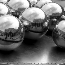 Boules métalliques de la fontaine Spherades, Paris