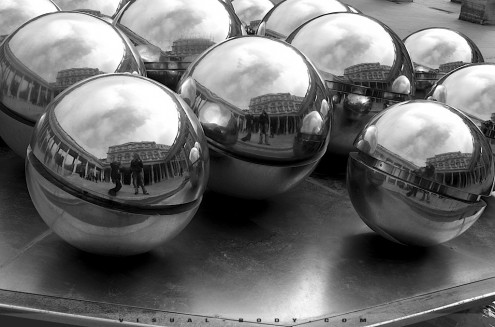 Boules métalliques de la fontaine Spherades, Paris