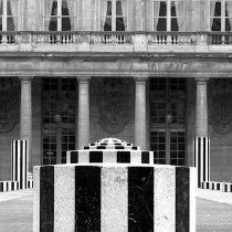 Colonnes de Buren du Louvre, Paris