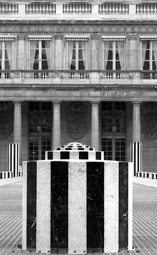 Colonnes de Buren du Louvre, Paris