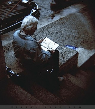 Dame qui dessine sur le bord de Seine