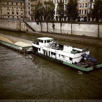 Peniche sur la Seine