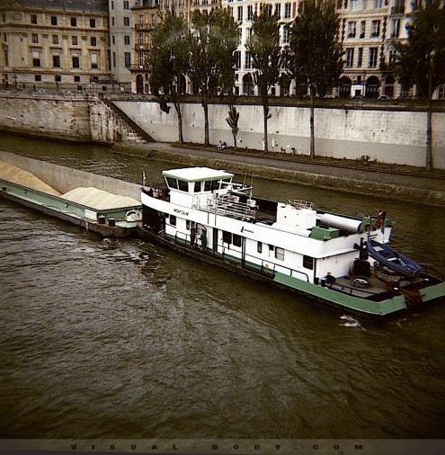 Peniche sur la Seine