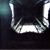 Sous la Tour Eiffel