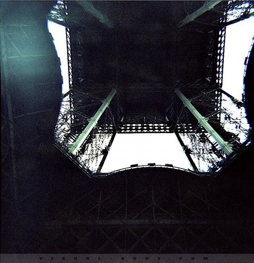 Sous la Tour Eiffel