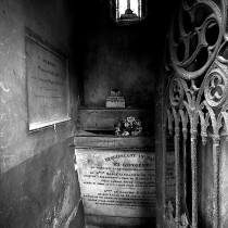 Vue intérieure d'une tombe, cimetière du Père Lachaise, Paris