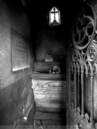 Vue intérieure d'une tombe, cimetière du Père Lachaise, Paris